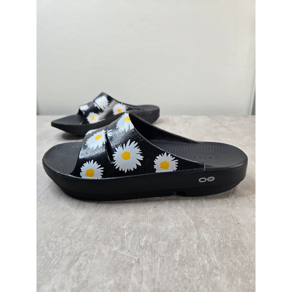 OOFOS OOahh Luxe Slides Sz 10 Black Daisy Floral Recovery Comfort Sport Sandals